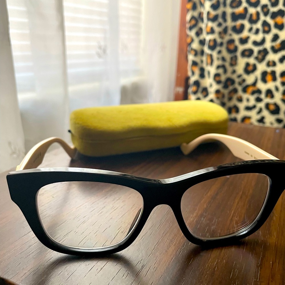Here We have a 2 week old pair of Gucci Eyeglass frames - Picture 4 of 5